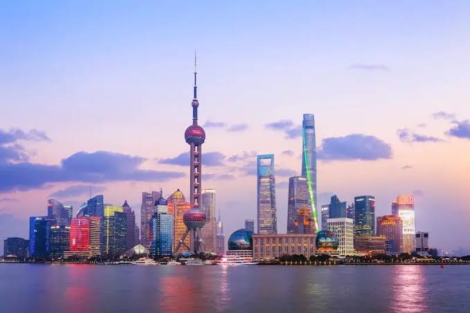 Skyline de Pudong en Shanghái visto desde el Bund al atardecer